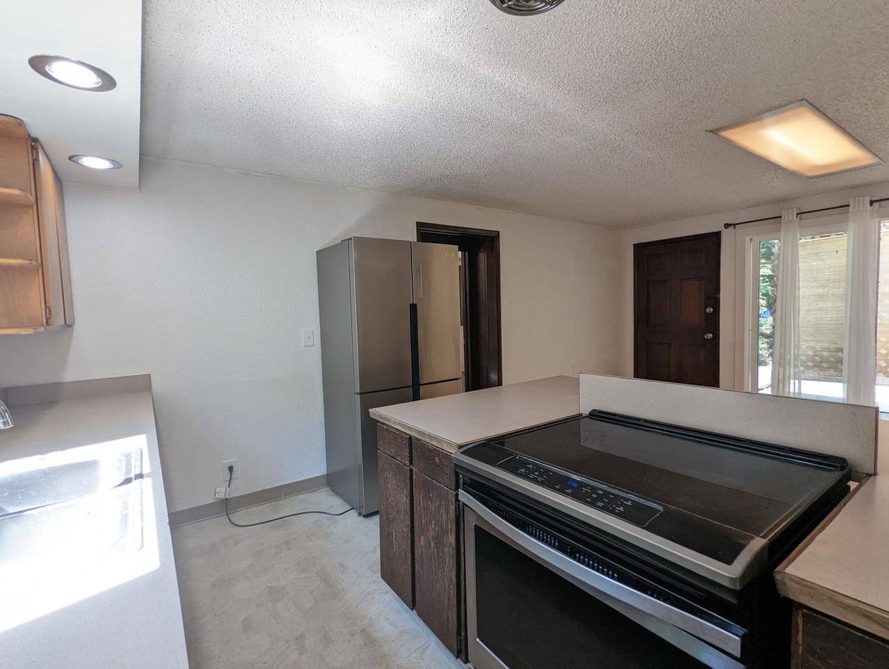 912 Almaden St - Photo 7 of 18