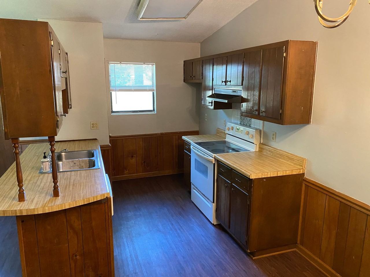 140 Apache Street - Photo 2 of 11