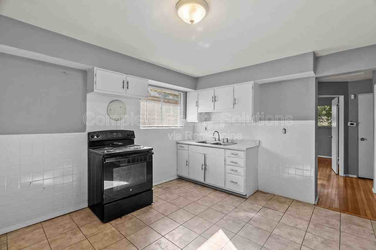 1216 Lakeview Avenue - Photo 4 of 20