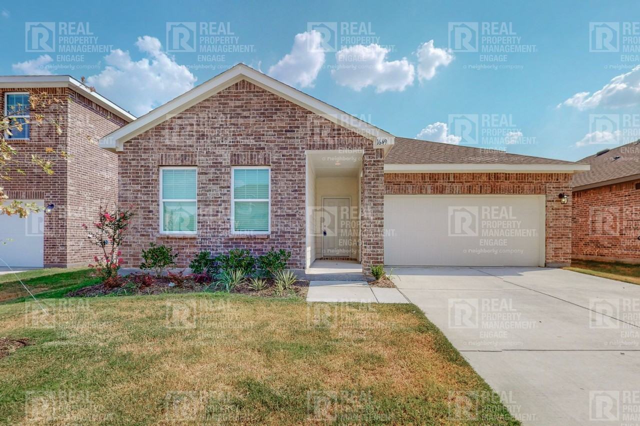 1649 Whitworth Dr - Photo 2 of 39
