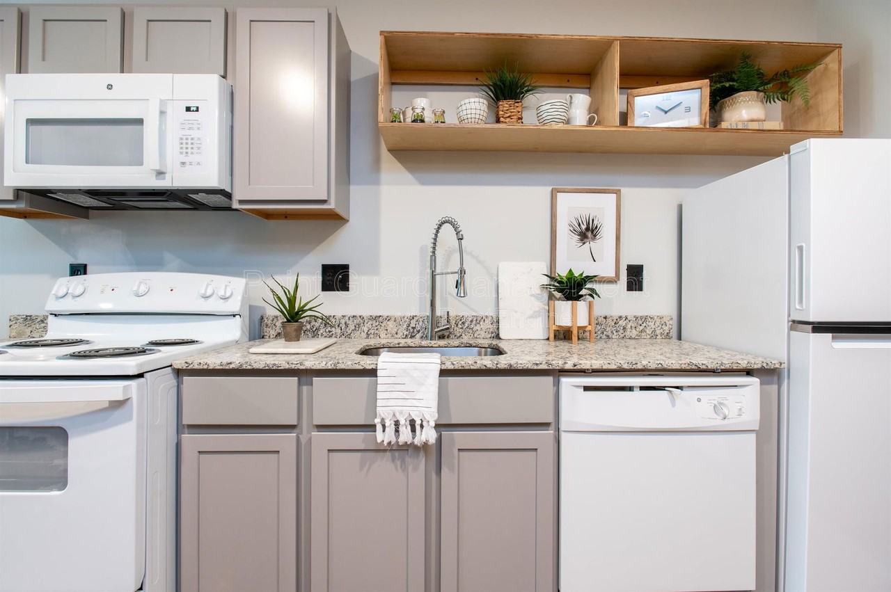 1711 N Vassar Ave #306 - Photo 3 of 26