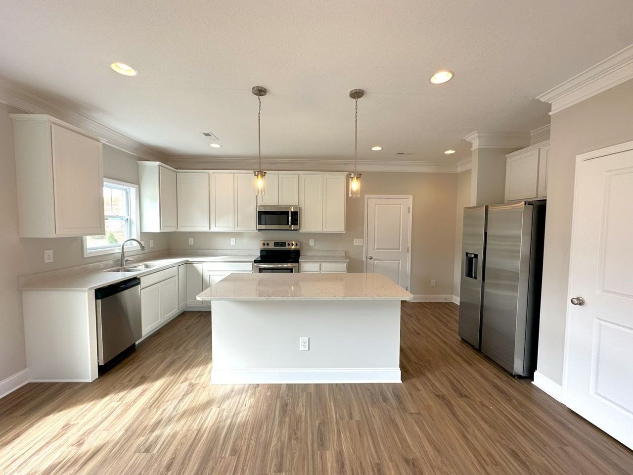 356 Broadberry Ave - Photo 3 of 26