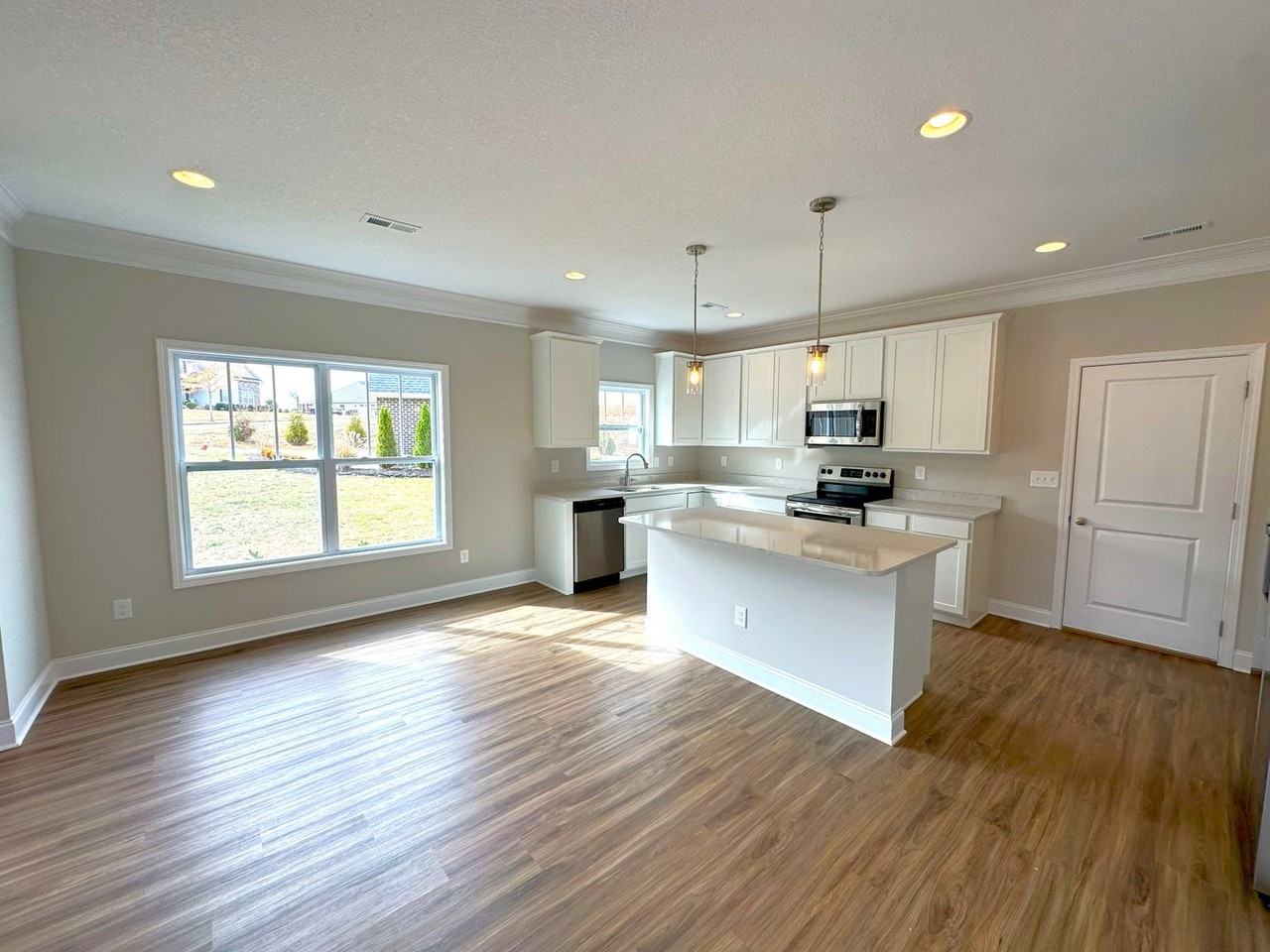 356 Broadberry Ave - Photo 4 of 26