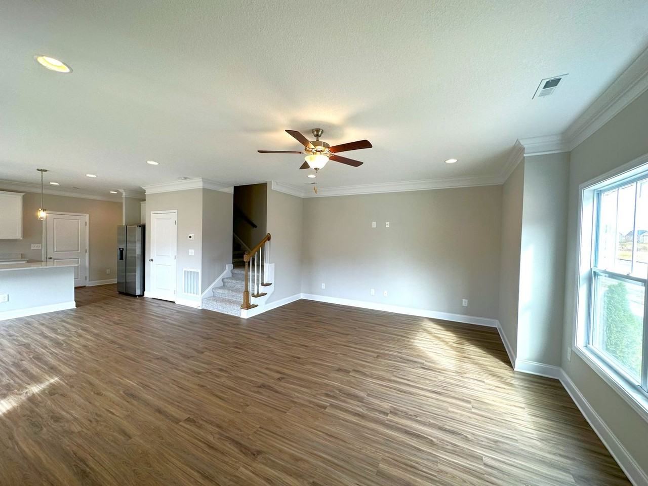 356 Broadberry Ave - Photo 6 of 26