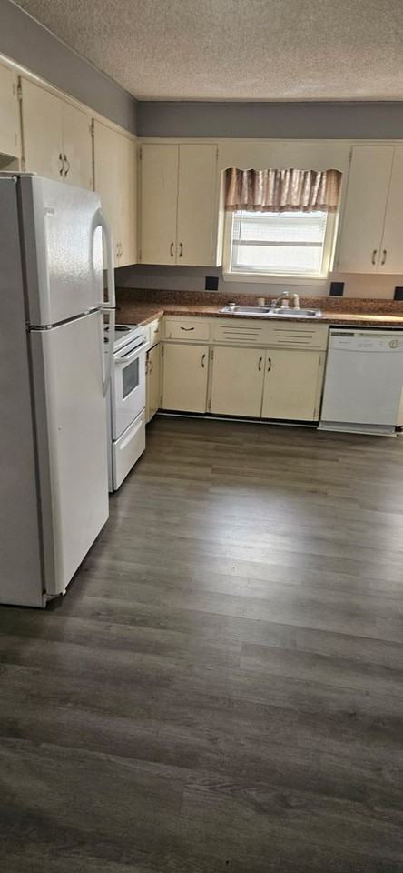 5377 South Hutchinson Avenue - Photo 3 of 11