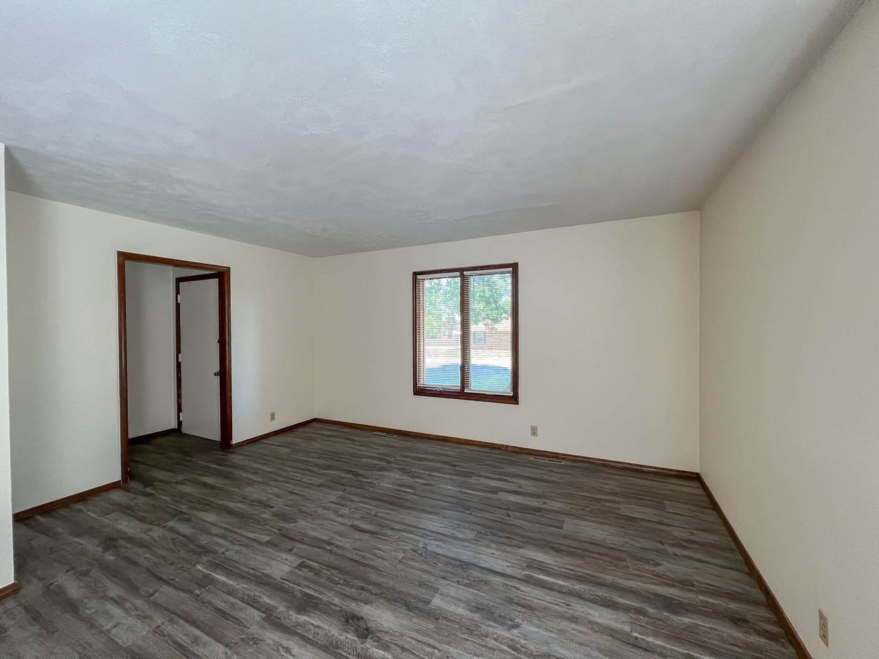 2970 W Roxbury St - Photo 3 of 18