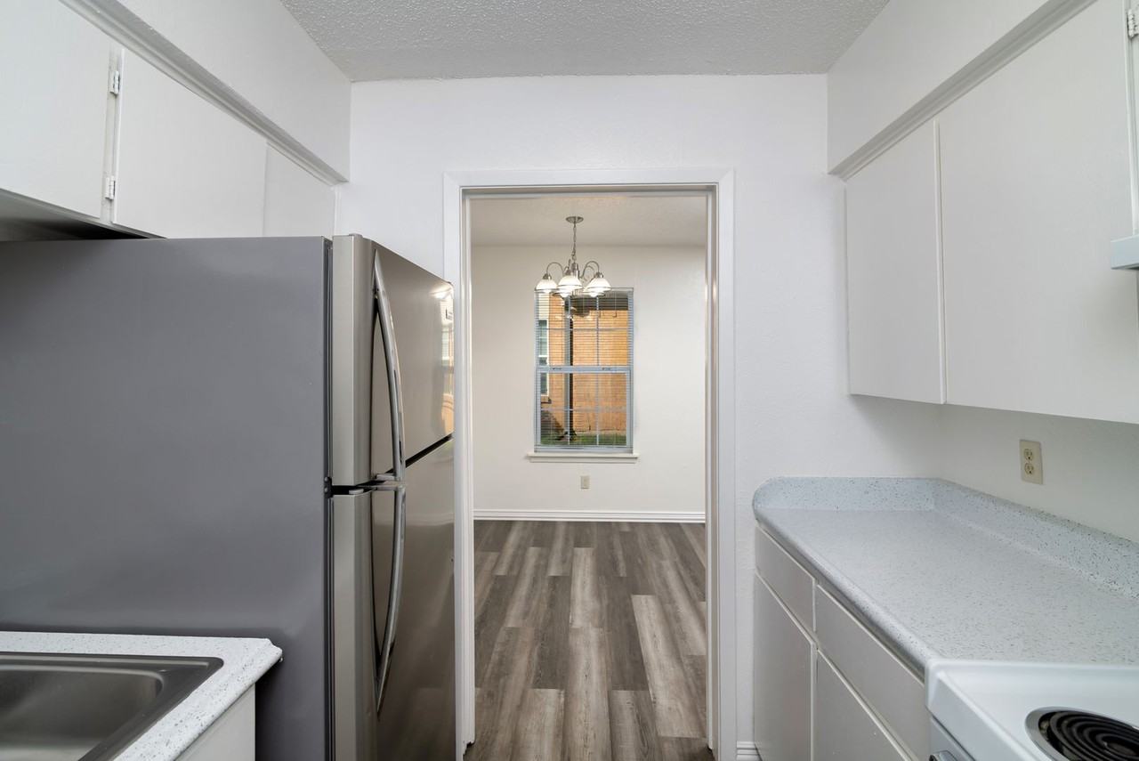 Glenview Square Apartments - Photo 7 of 37