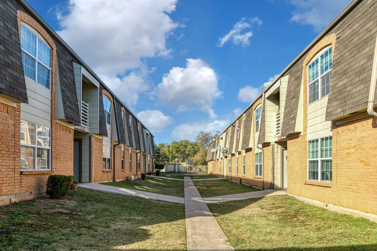 Glenview Square Apartments - Photo 4 of 24