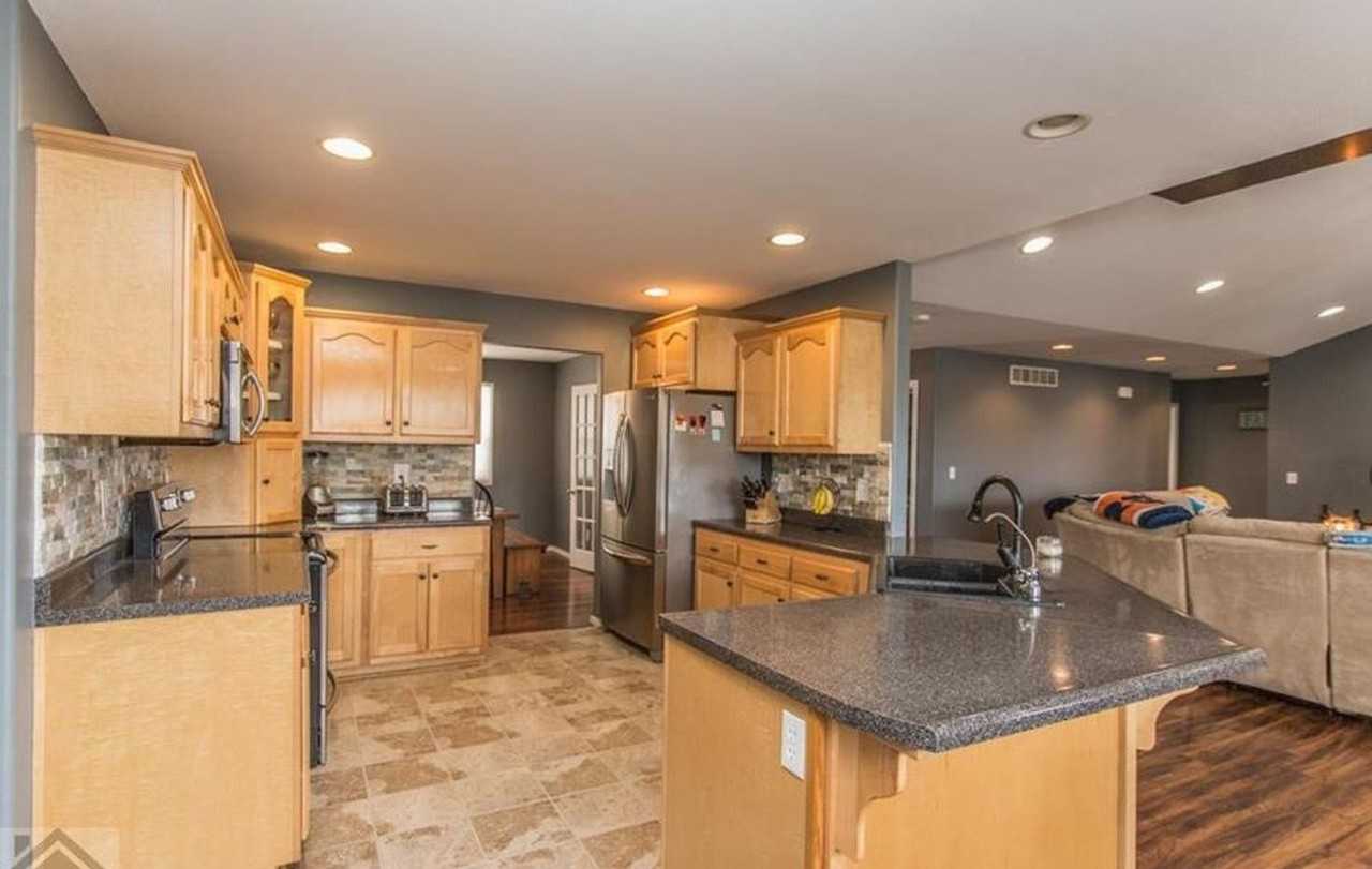 20415 London Ln - Photo 4 of 11