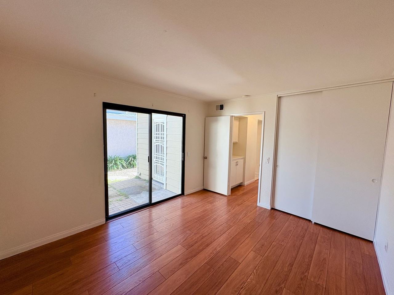 810 Bluewater Rd - Photo 4 of 16