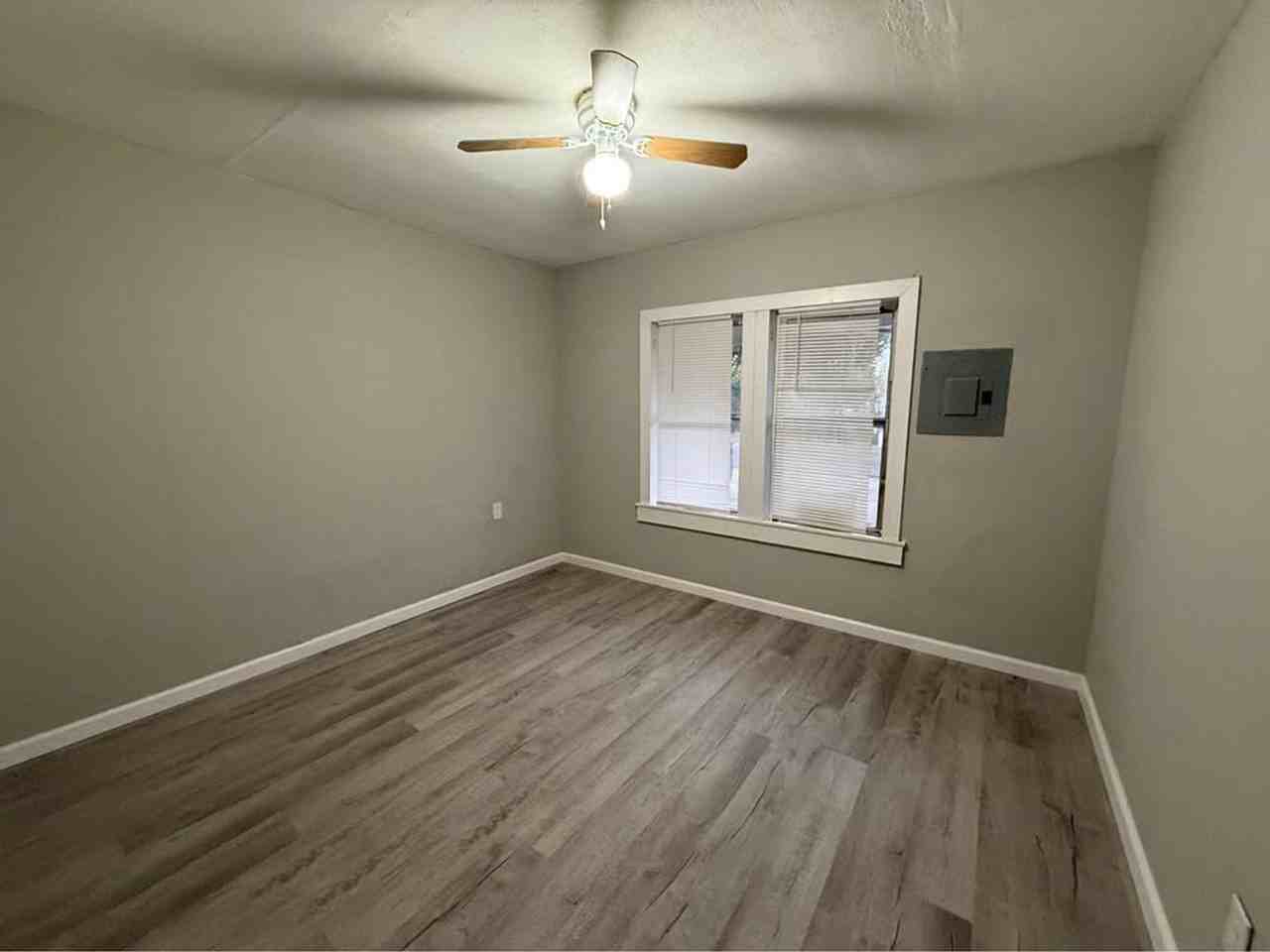 227 East Peach Street - Photo 2 of 12