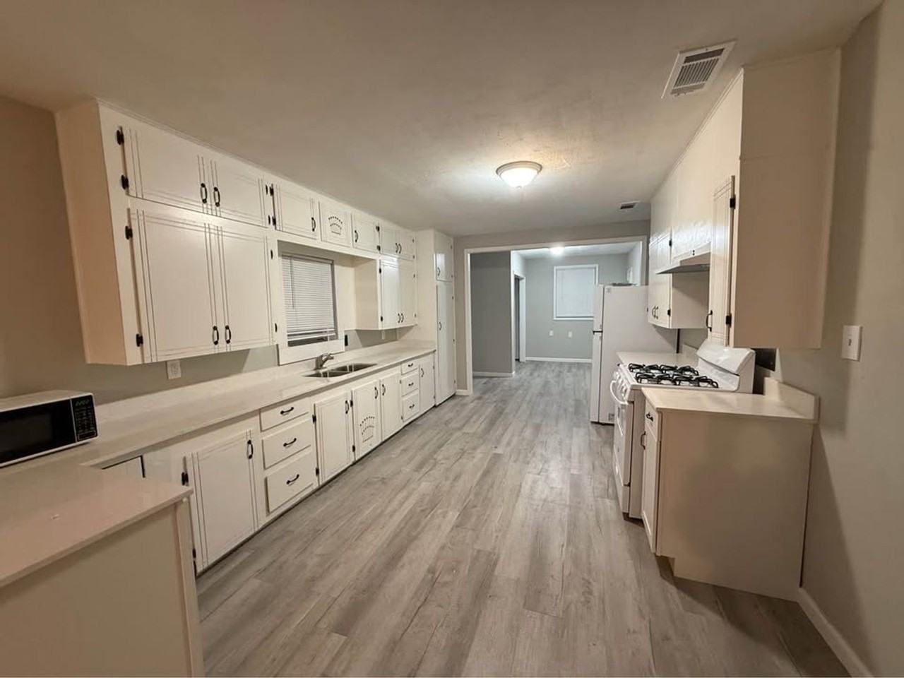 227 East Peach Street - Photo 3 of 12