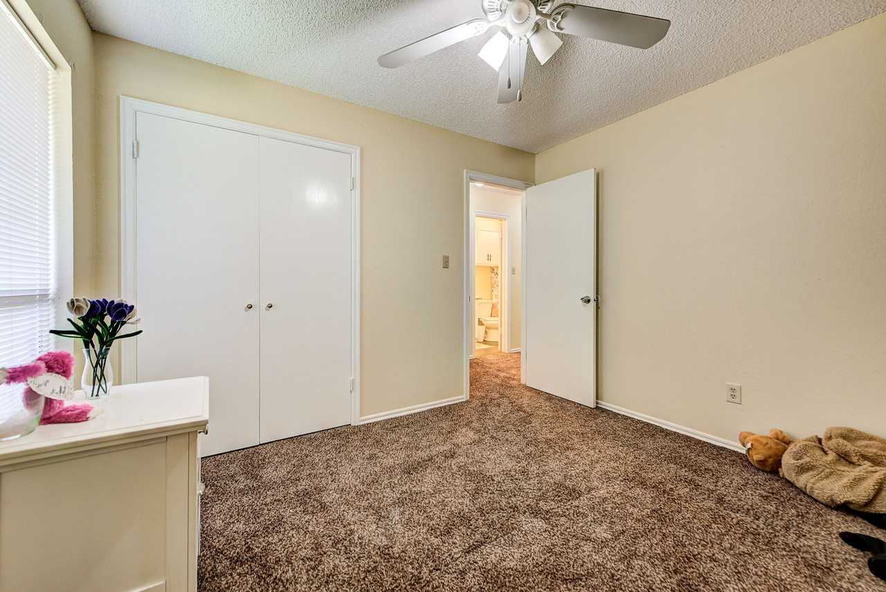 2206 Whiteoak Cir - Photo 2 of 12