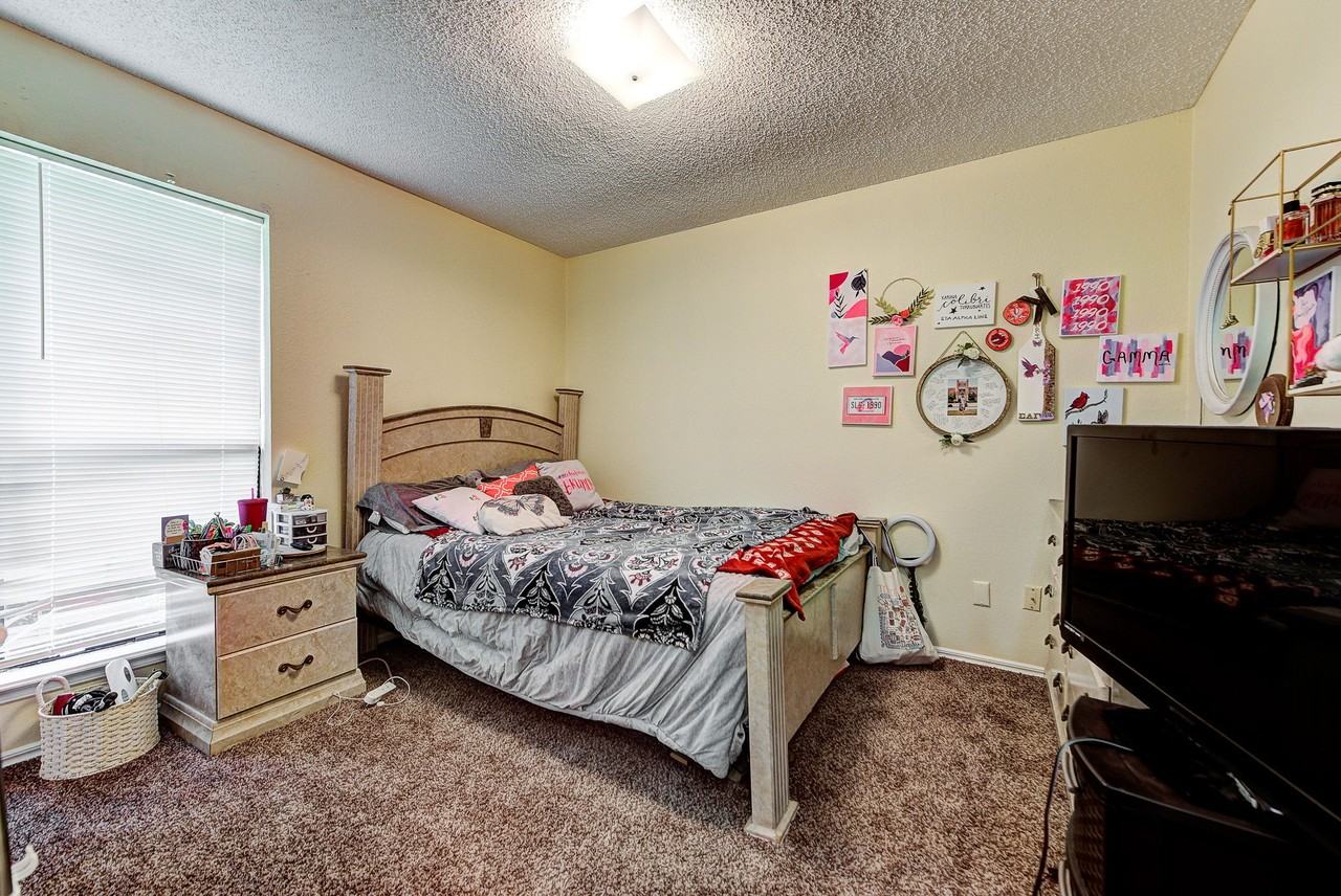 2206 Whiteoak Cir - Photo 4 of 12