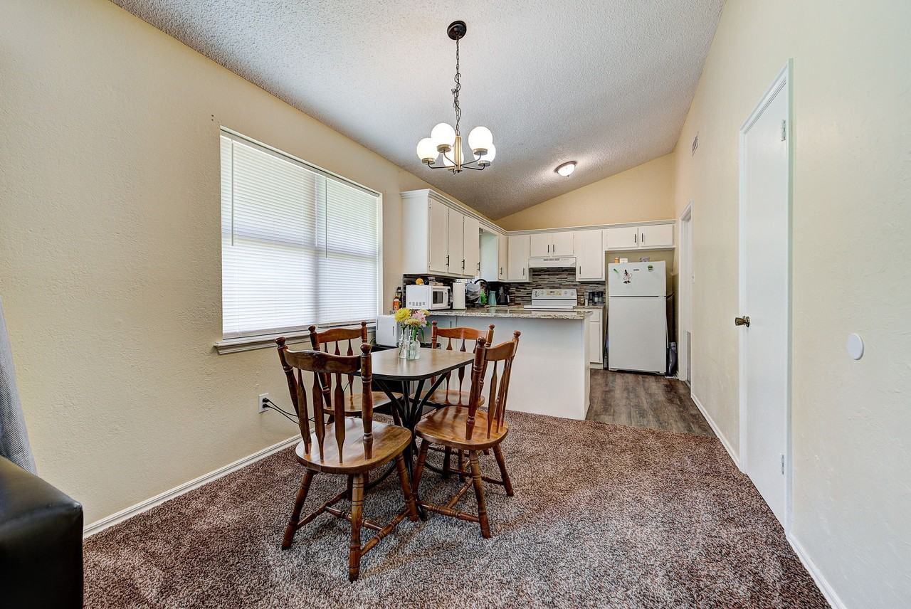 2206 Whiteoak Cir - Photo 2 of 12