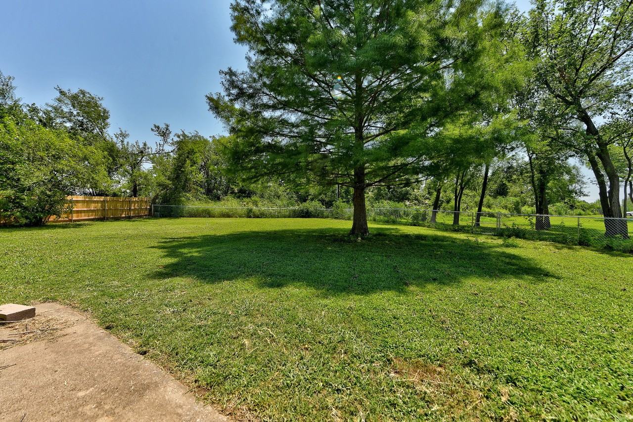 2206 Whiteoak Cir - Photo 3 of 12