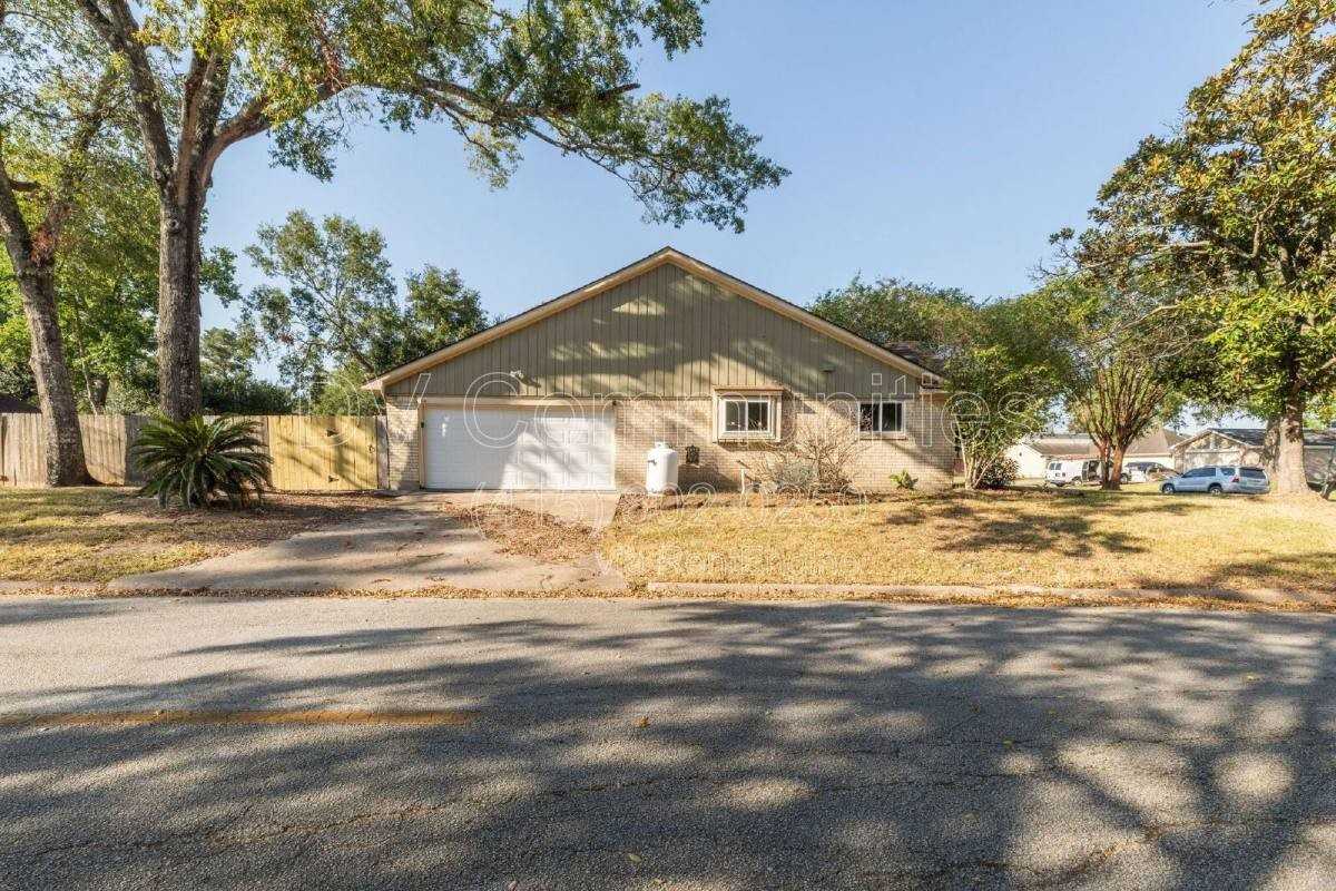 16022 Spinnaker Dr - Photo 3 of 10