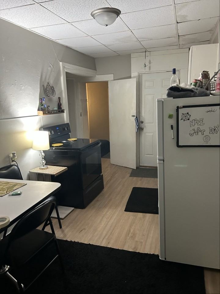 2114 Farnam St #4 - Photo 7 of 9