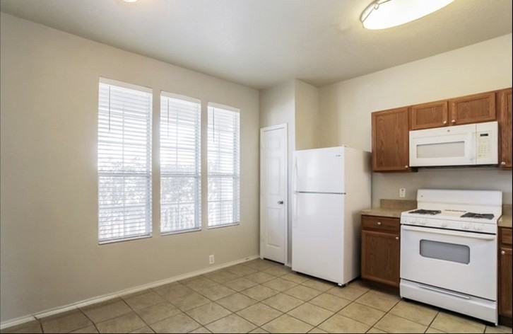 2114 Village Crossing Trl - Photo 3 of 9