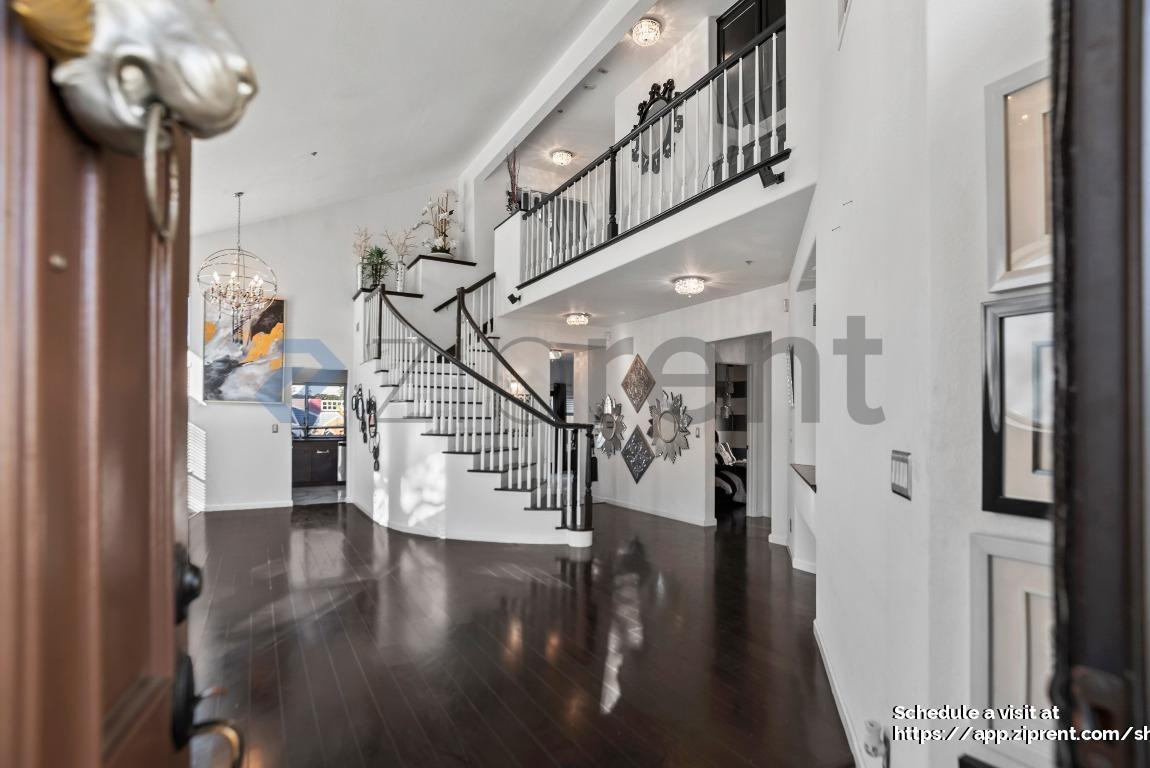 2927 Sorrento Way - Photo 5 of 41