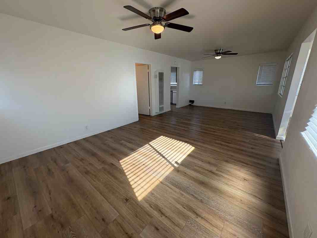 3011 East 7th Street - Photo 7 of 44