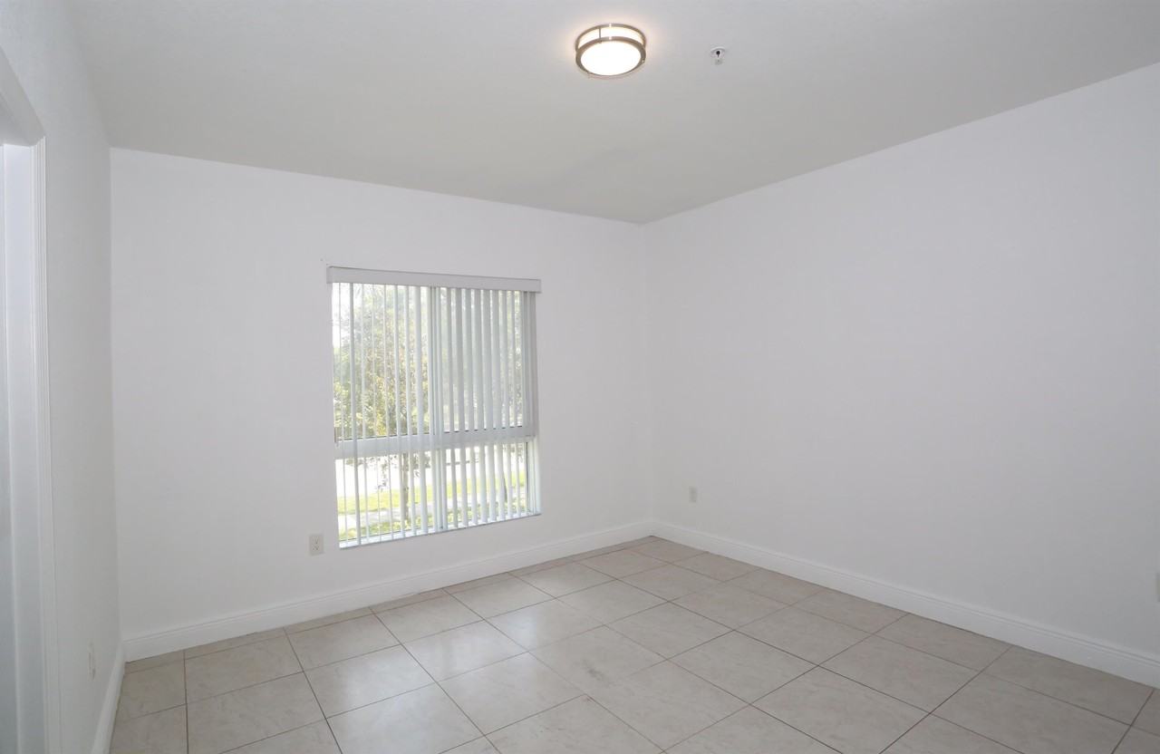 6001 Nw 182nd Ln #6001-304 - Photo 4 of 12