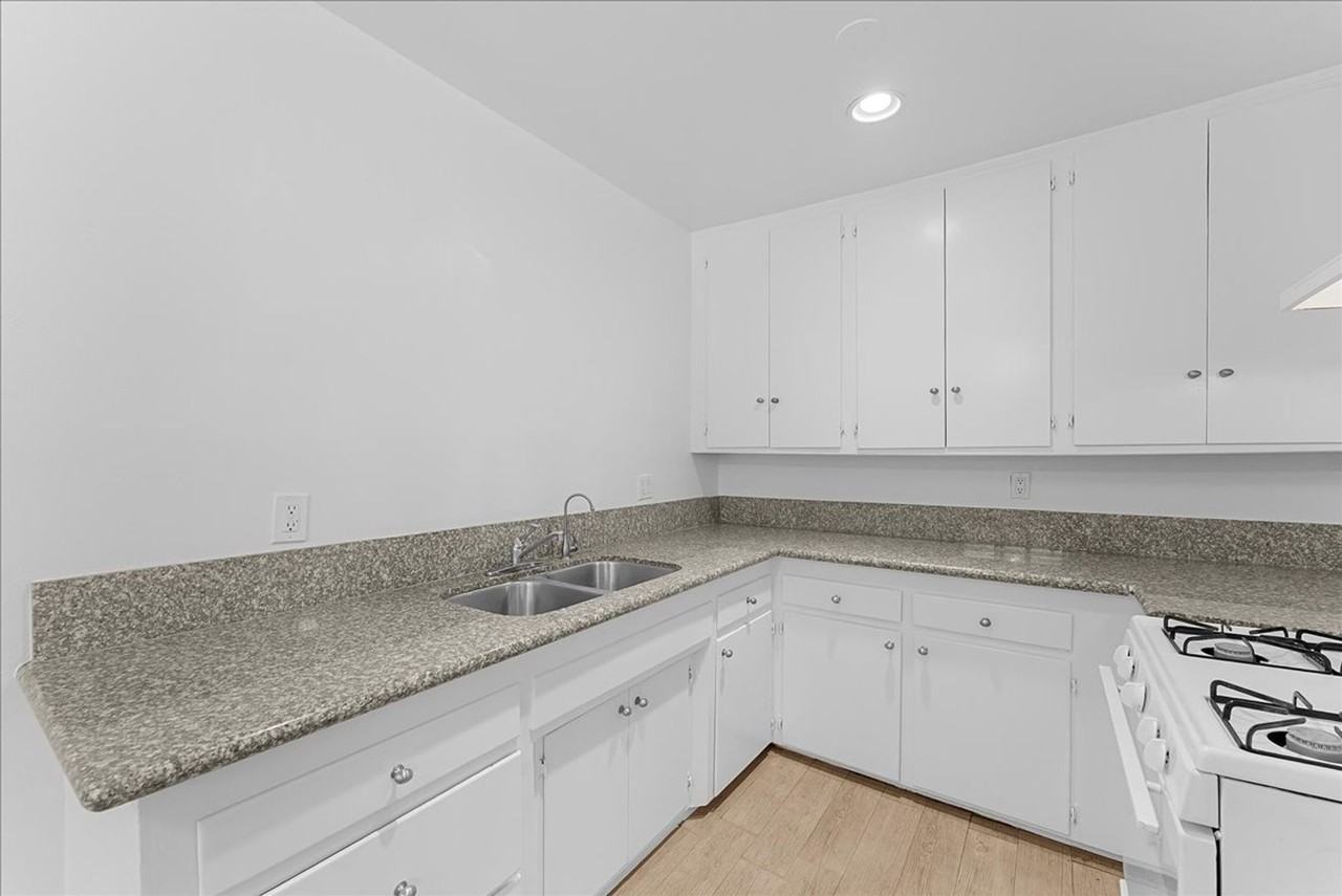 3116 W 99th St #05 - Photo 5 of 19