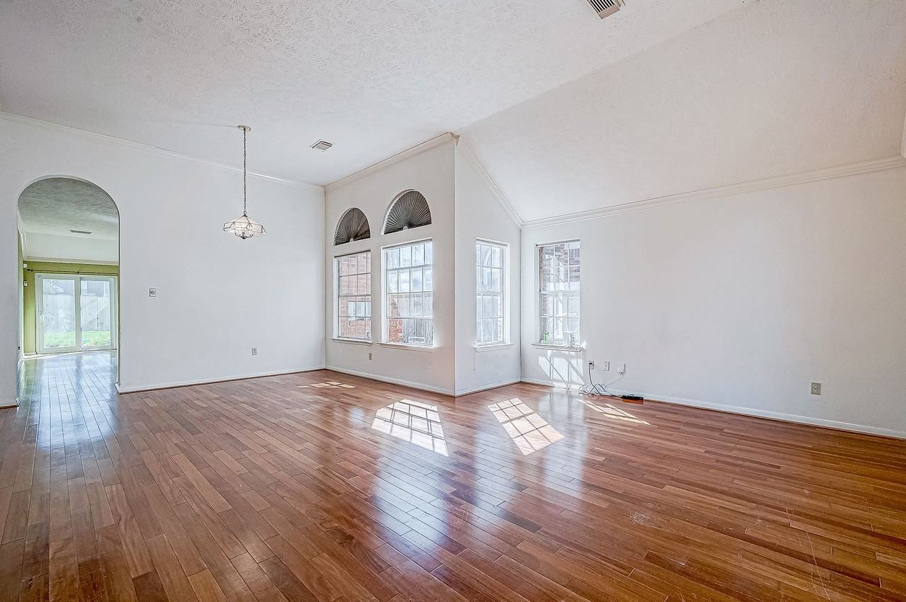 7030 River Garden Dr - Photo 5 of 32