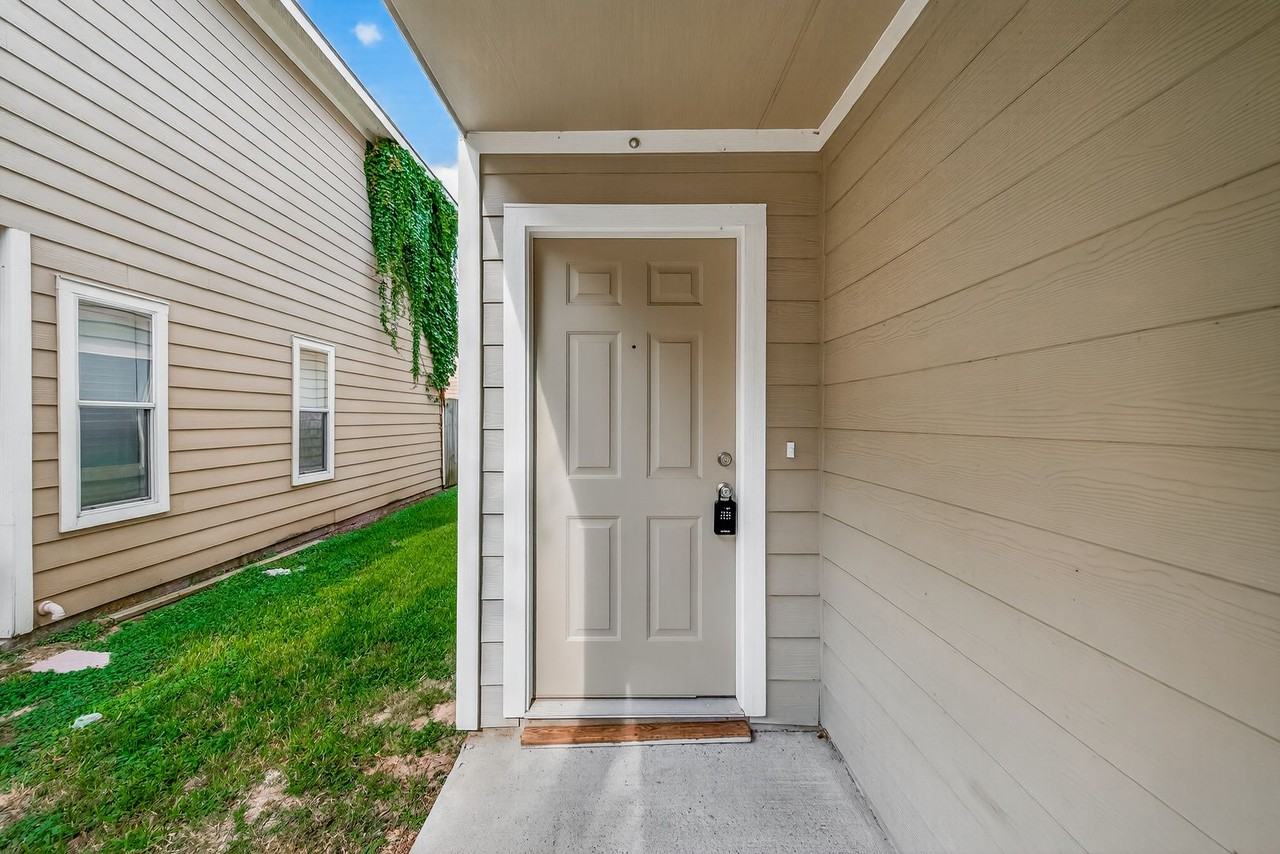 6115 Shadow Isle Lane - Photo 2 of 40