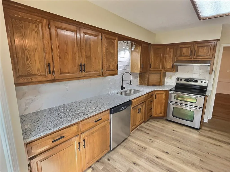 1121 Northeast Ridgeview Drive - Photo 3 of 14