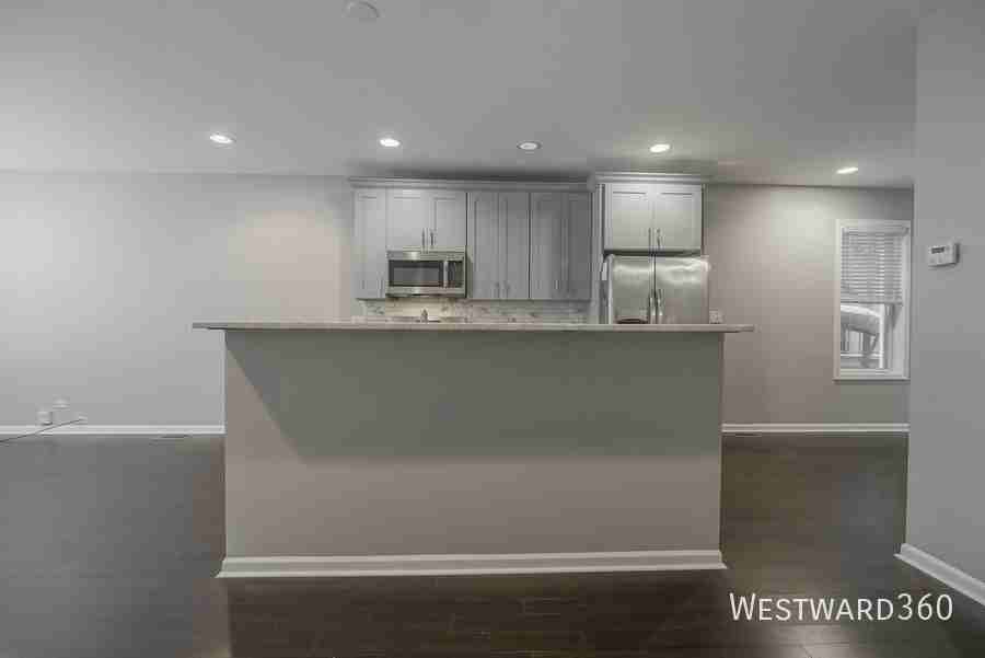 1906 W 17th St #1 - Photo 5 of 33