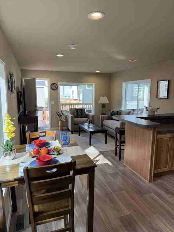 727 A St #A - Photo 3 of 8