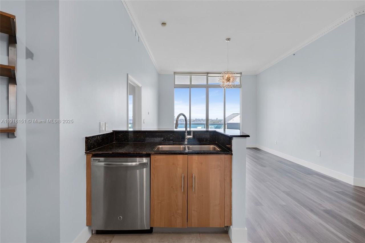 7900 Harbor Island Dr