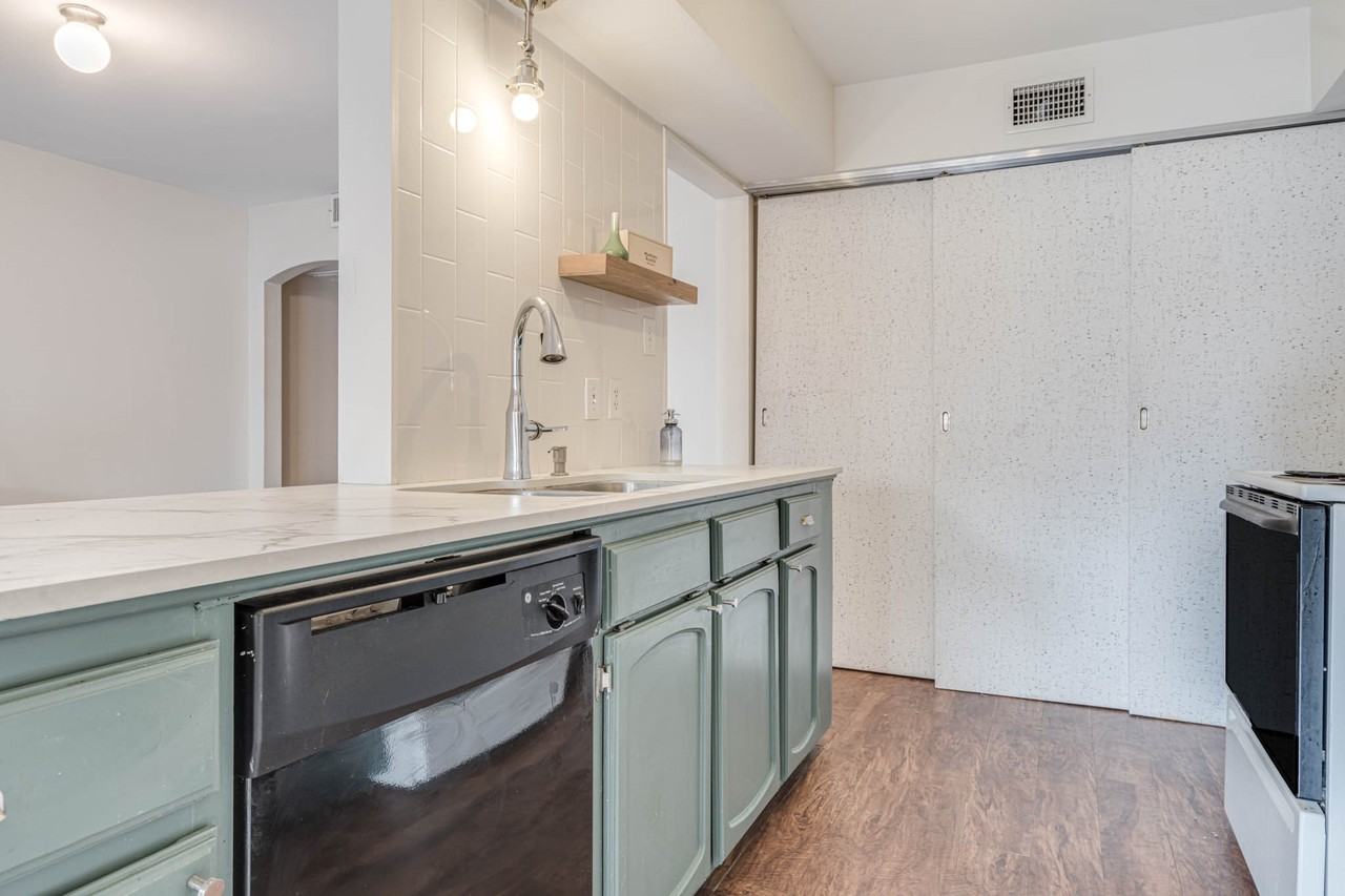 384 North Post Oak Lane #384-384 - Photo 2 of 24