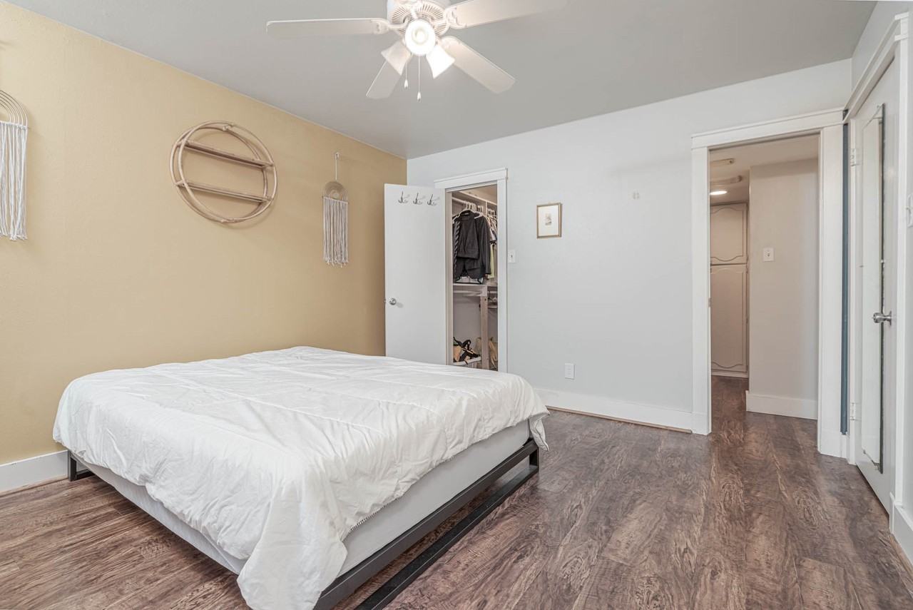 384 North Post Oak Lane #384-384 - Photo 3 of 24