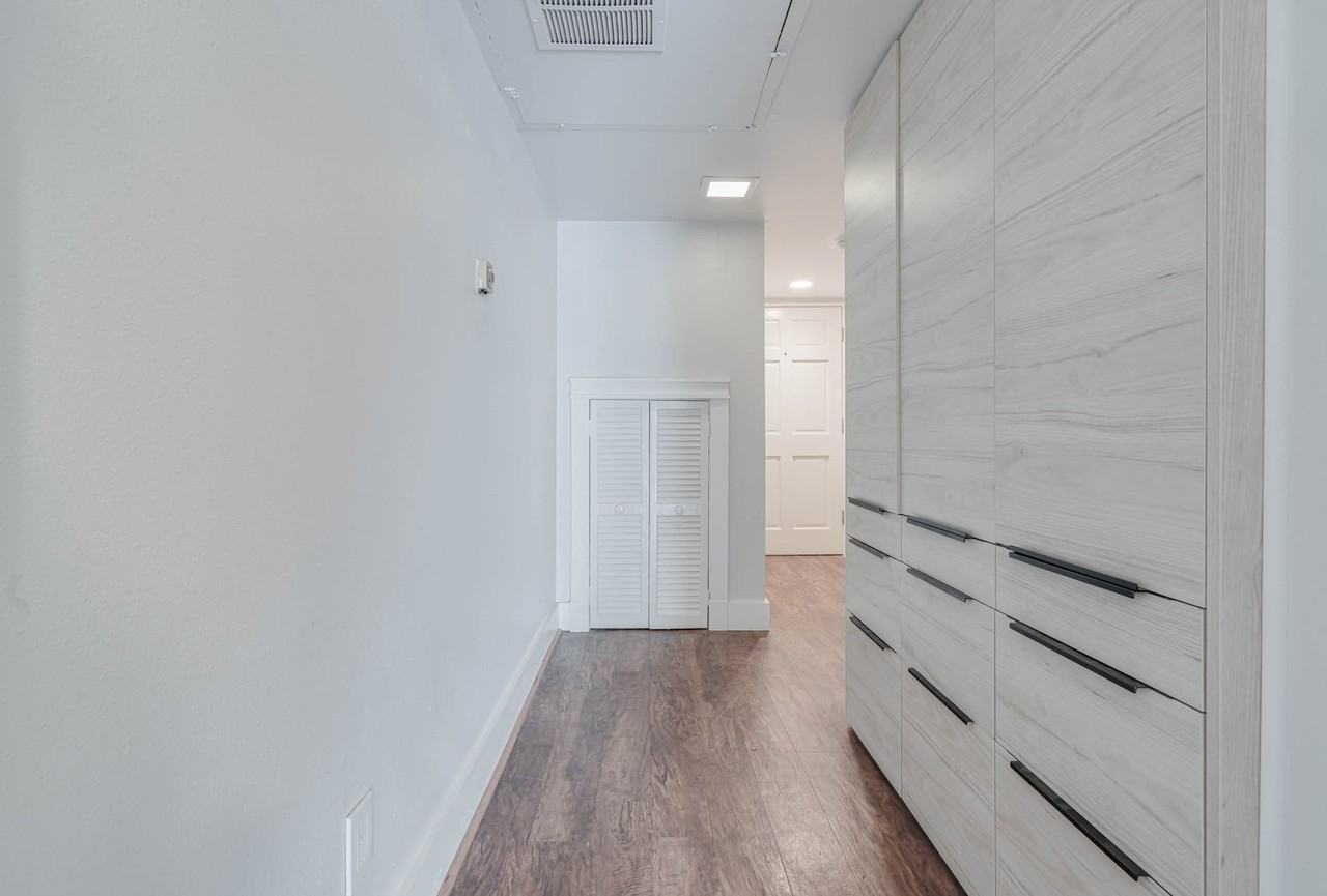 384 North Post Oak Lane #384-384 - Photo 4 of 24