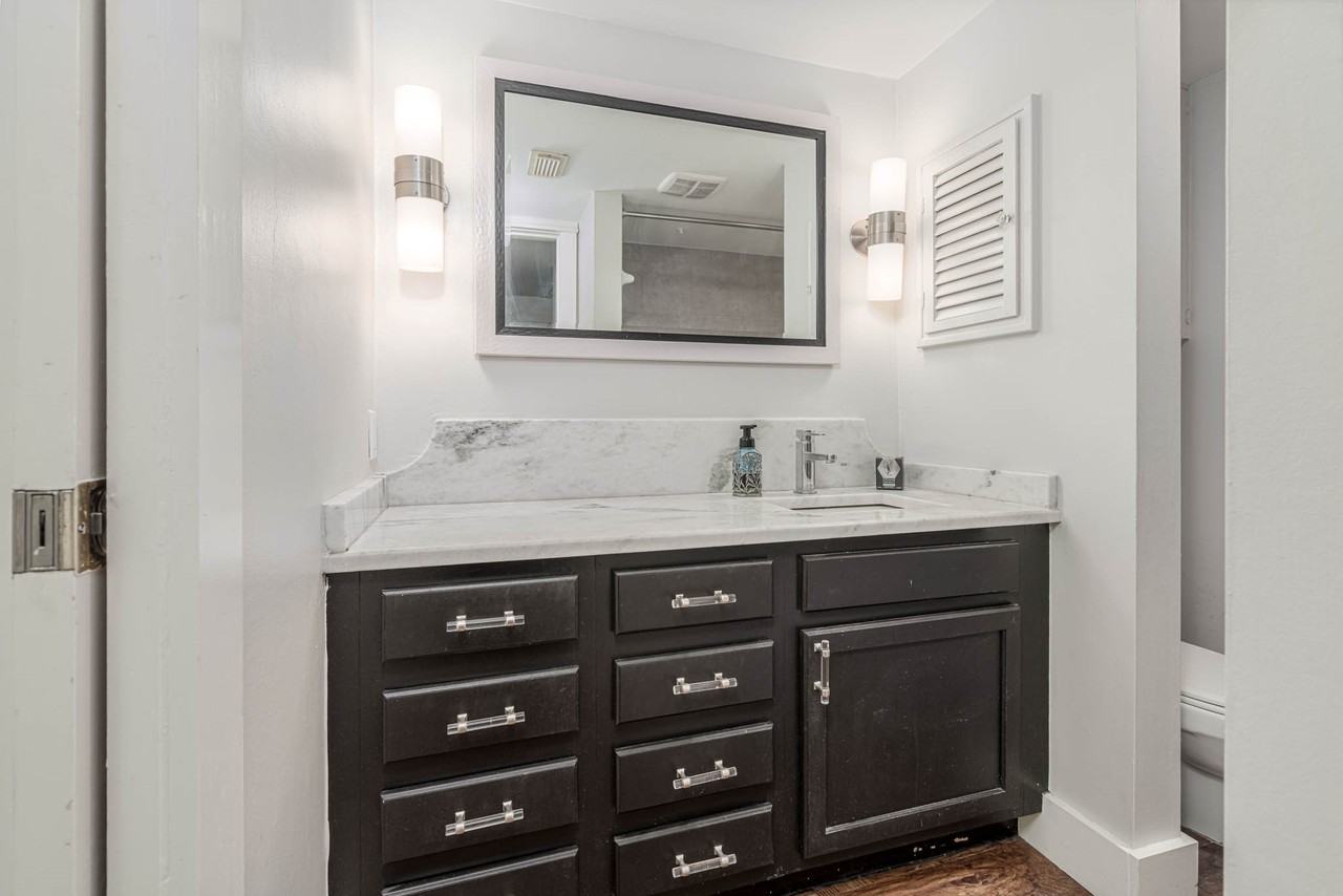 384 North Post Oak Lane #384-384 - Photo 6 of 24