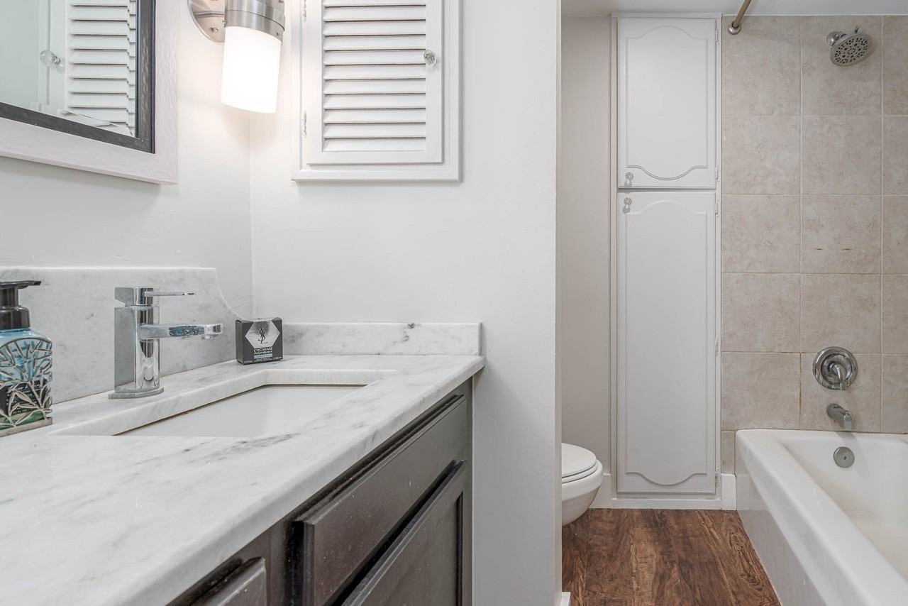 384 North Post Oak Lane #384-384 - Photo 7 of 24