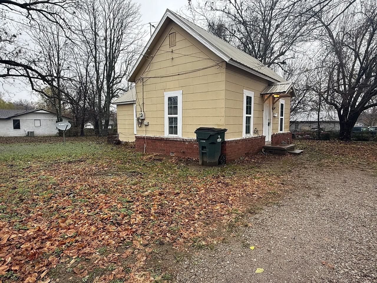 1324 West Maple Street - Photo 2 of 8