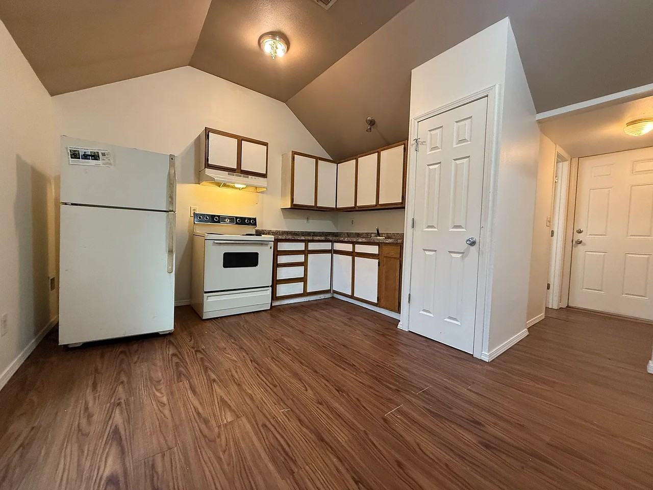 1324 West Maple Street - Photo 3 of 8