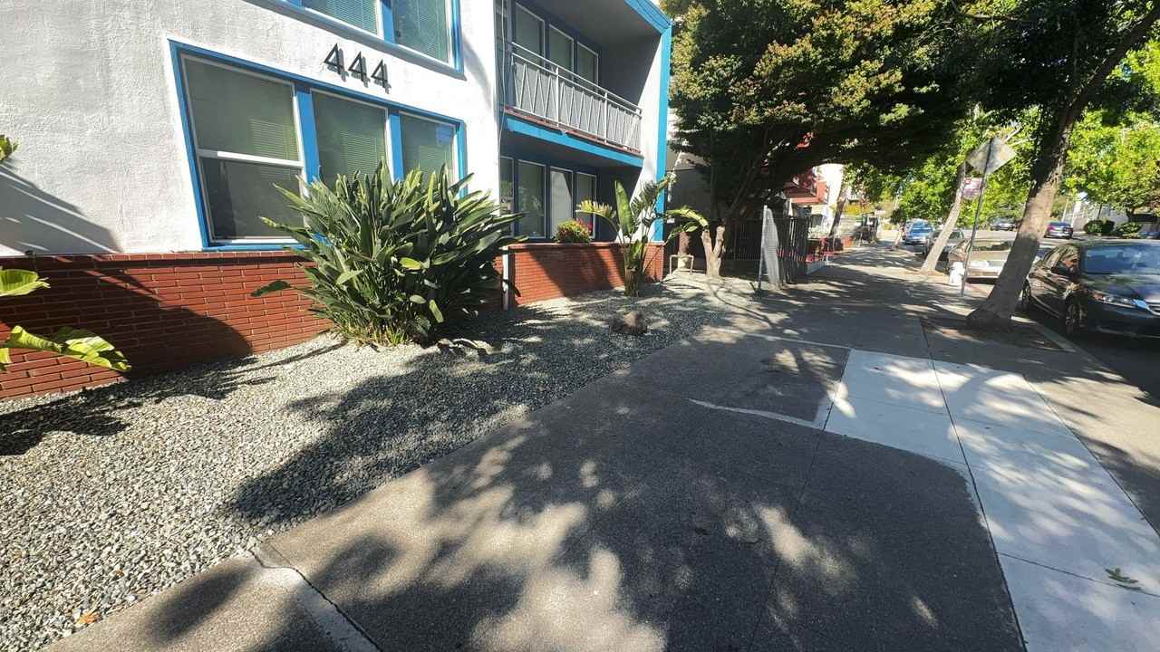 444 28th St - Photo 4 of 7