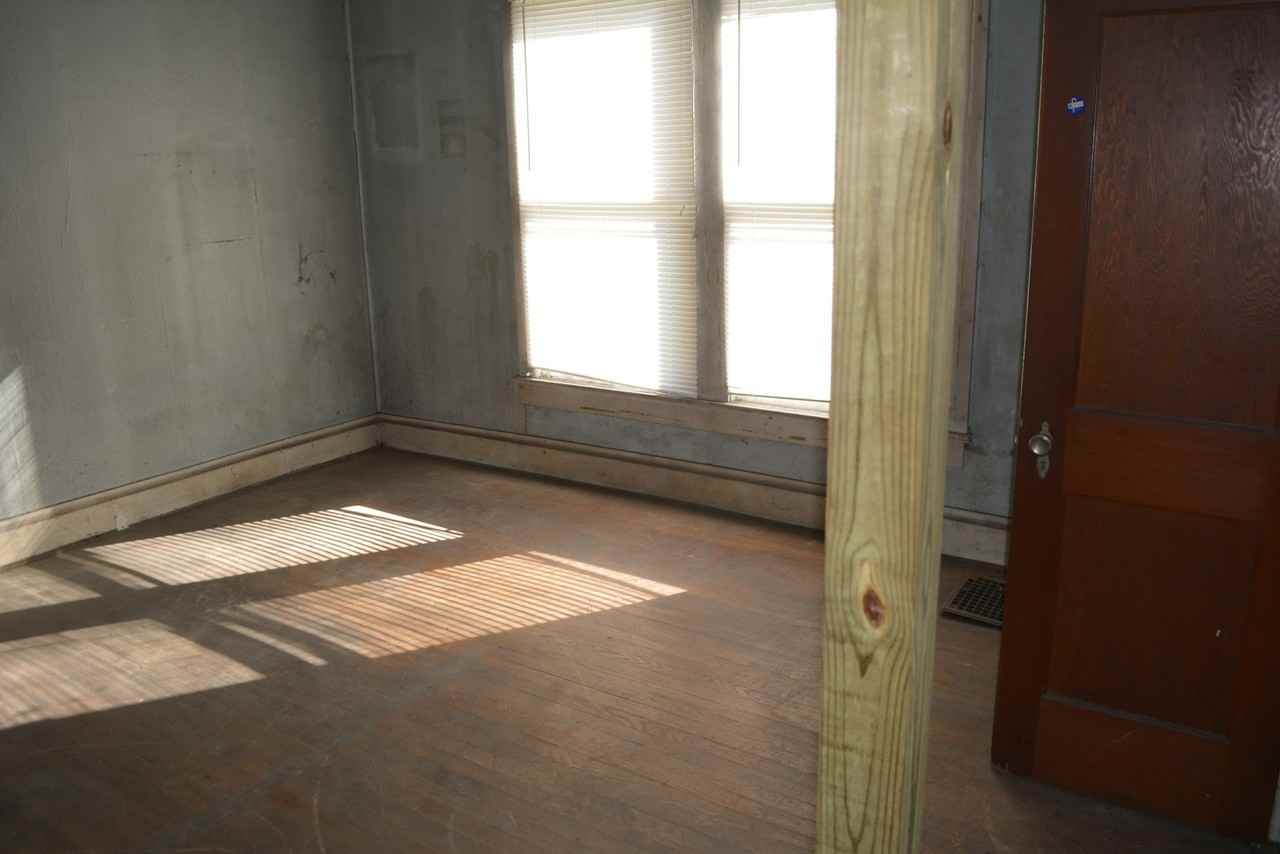 837 Kentucky Avenue Southwest - Photo 5 of 10