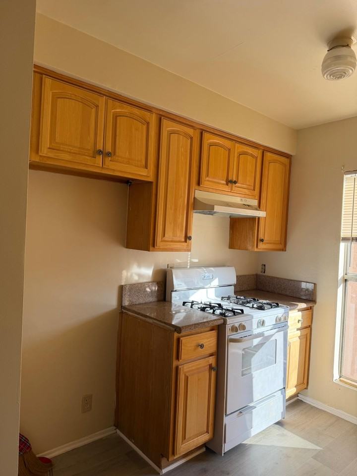 7416 Hazeltine Ave #8 - Photo 3 of 9