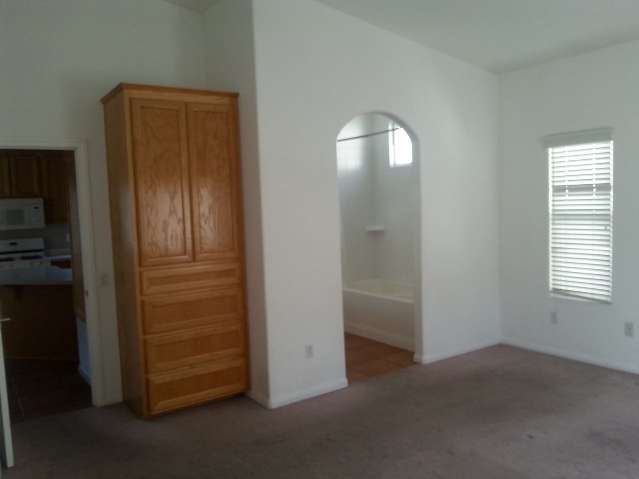 240 Elkwood Ave - Photo 7 of 11