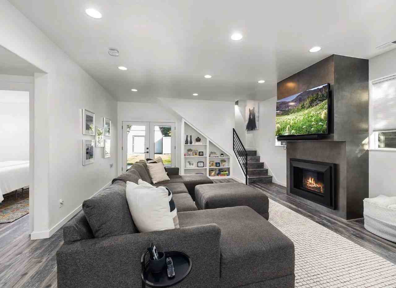 1028 E 3rd St - Photo 3 of 33