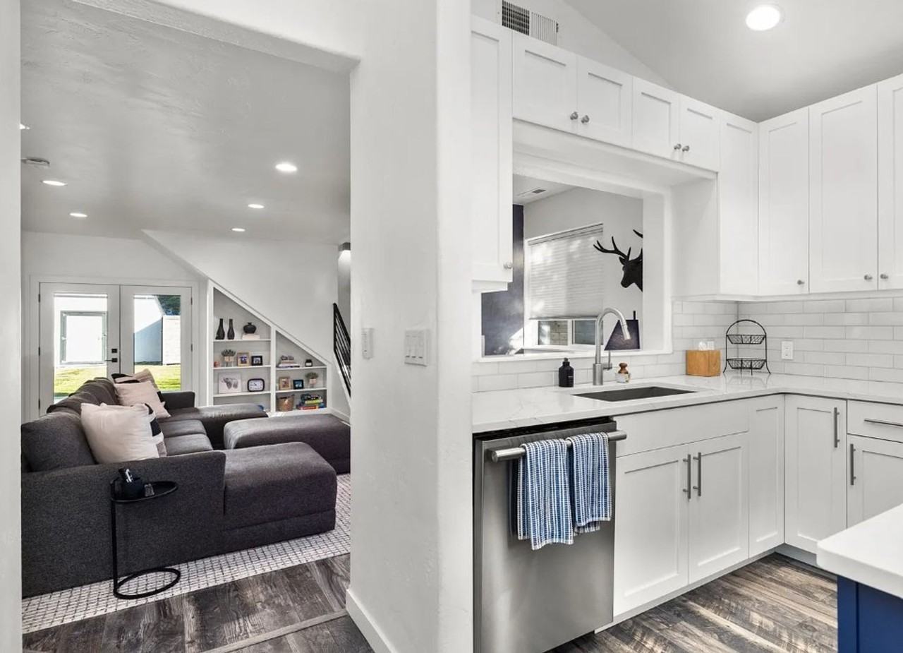 1028 E 3rd St - Photo 4 of 33