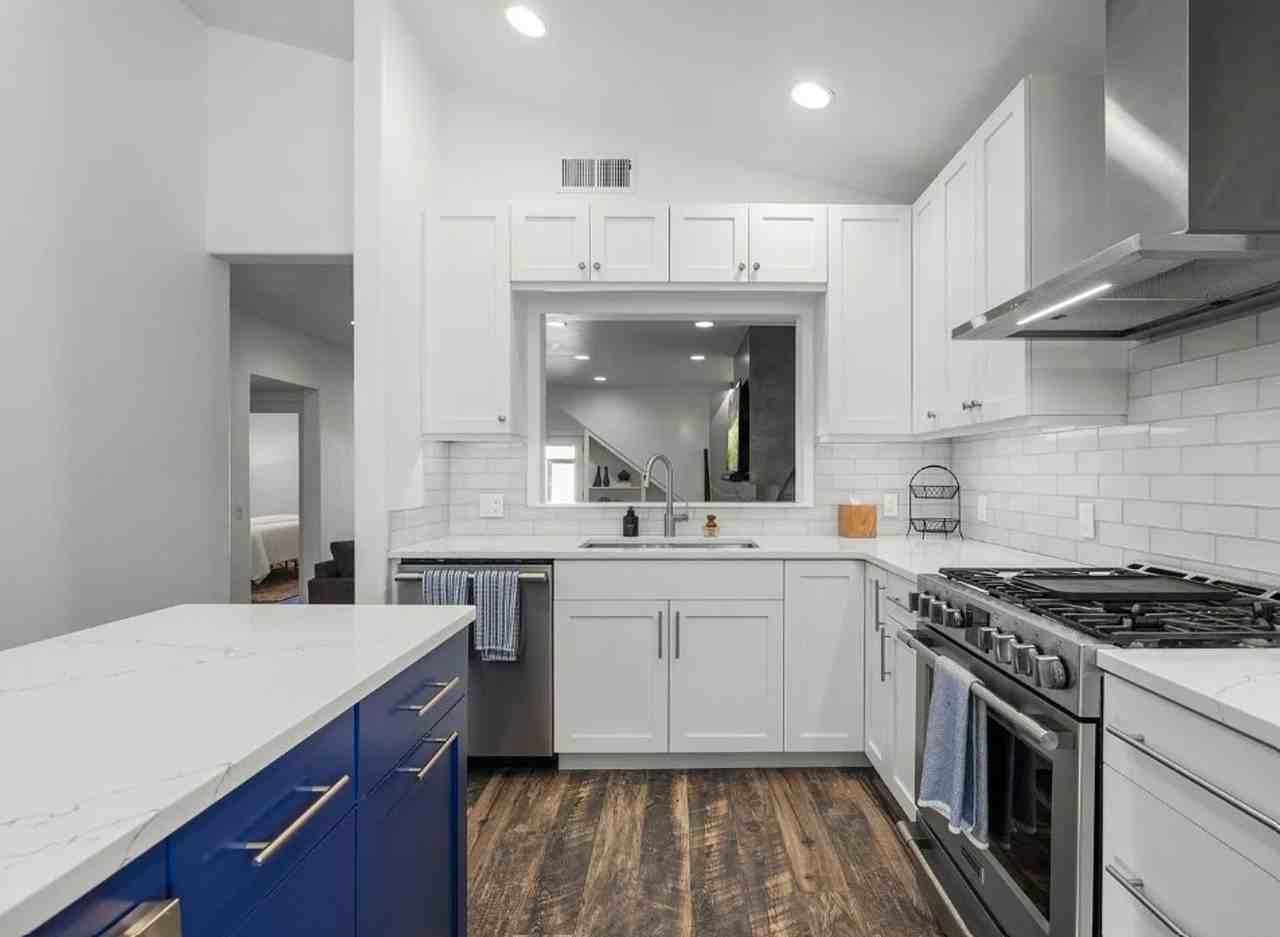 1028 E 3rd St - Photo 5 of 33