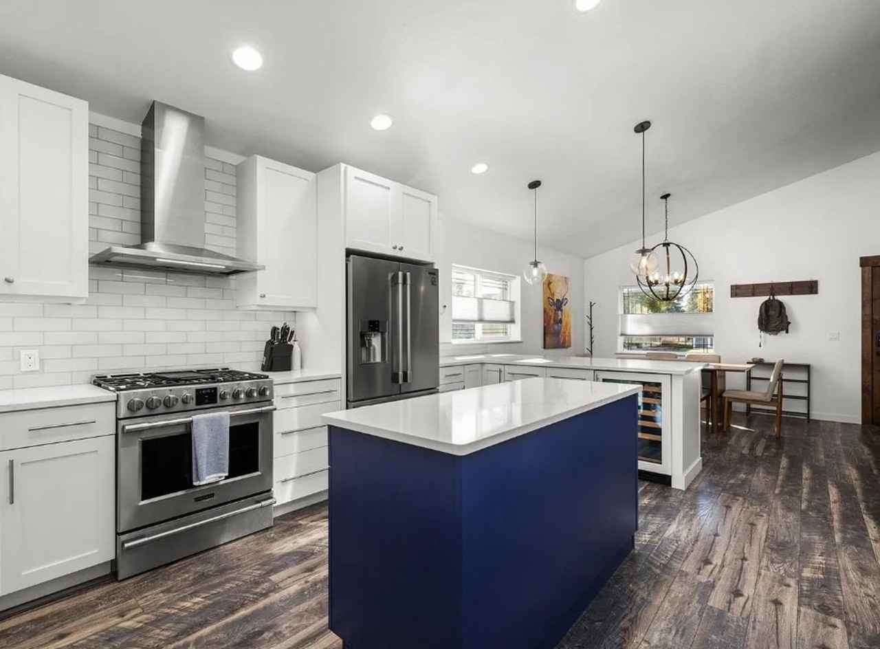 1028 E 3rd St - Photo 6 of 33