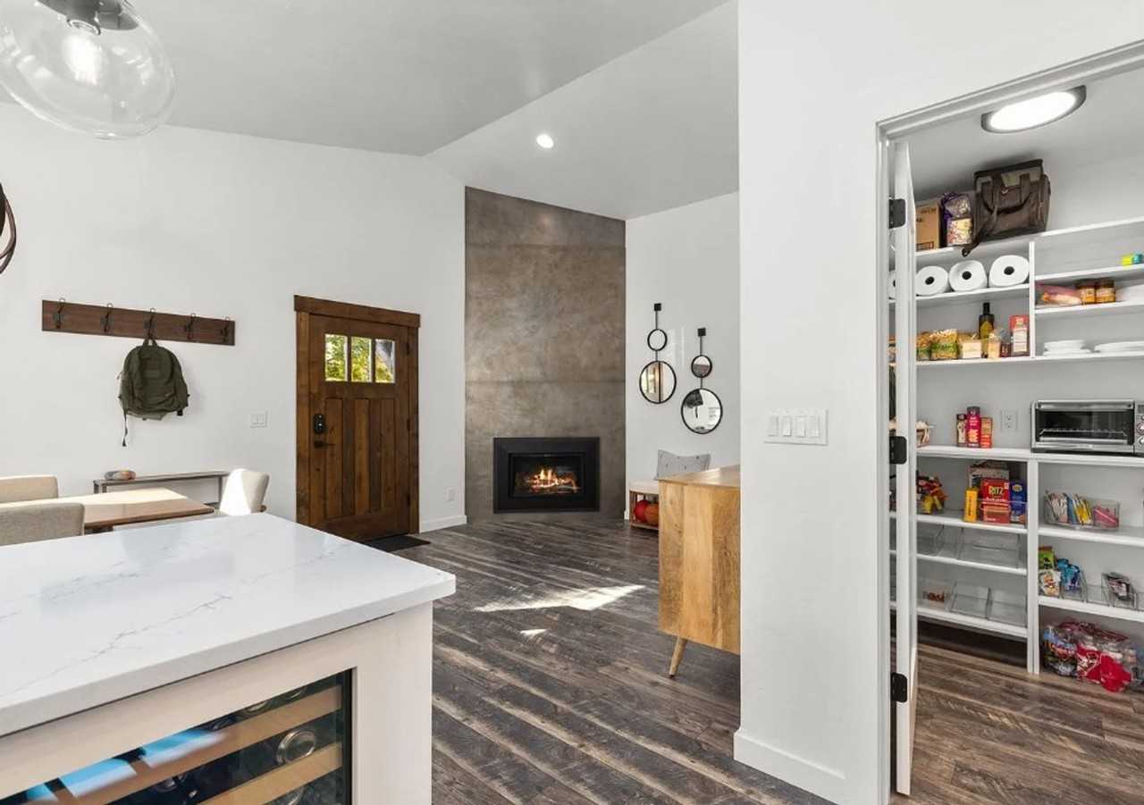 1028 E 3rd St - Photo 7 of 33