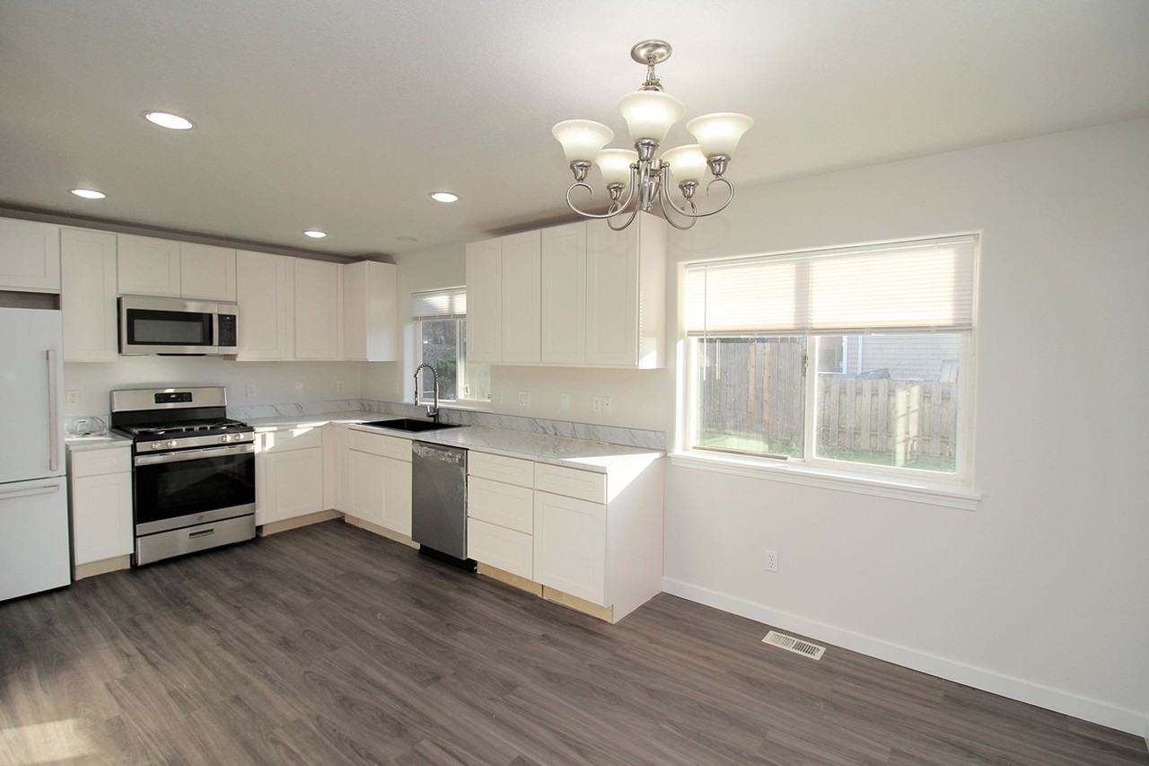 1630 Se 4th St - Photo 6 of 26